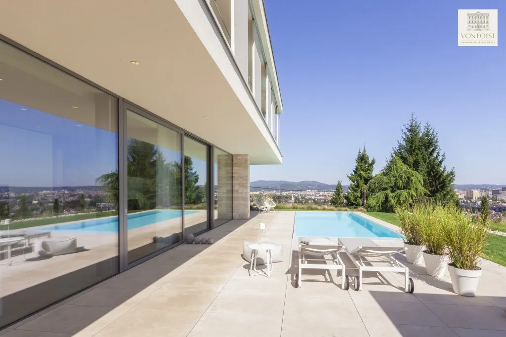 WOHNEN AUF HÖCHSTER EBENE - Einzigartiges Anwesen mit Pool und atemberaubendem Panoramablick über die Stadt bis hin zum Schlossberg – pohled 3
