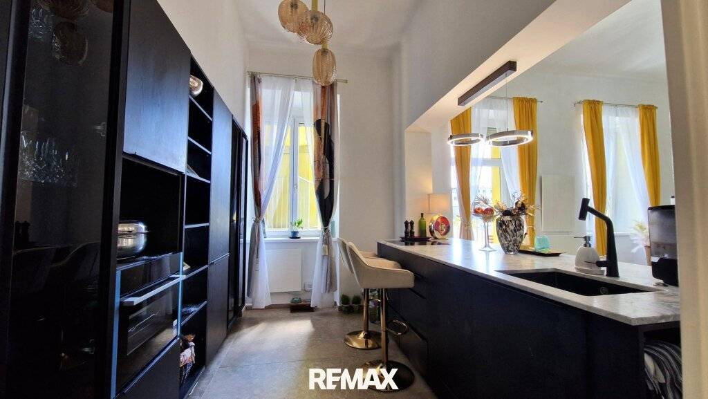 Stilvolle 3-Zimmer-Altbauwohnung mit Balkon in zentraler Lage - Ansicht 3