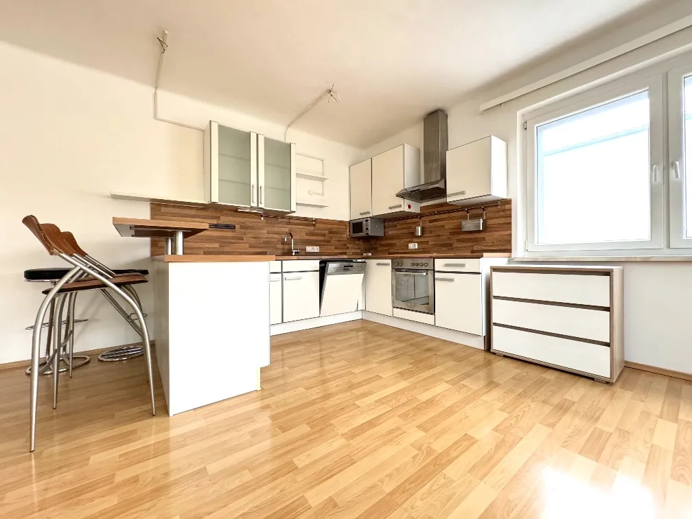 3,5 Zimmer - Wohnung - WELS Zentrum - mit Balkon, KFZ - Carport und Küche - sehr guter Zustand – pohled 2