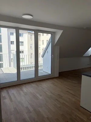 Lichtdurchflutete 3-Zimmer-Dachgeschosswohnung mit Freifläche in U-Bahnnähe | 1120 Wien