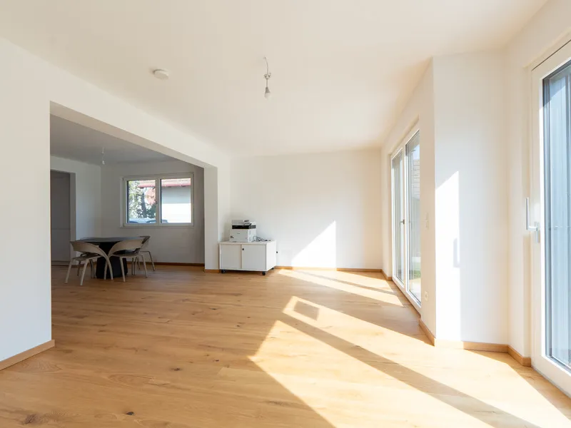 Wohnen bei der U1-Station Leopoldau. Modernes Niedrigenergiehaus in Premium-Ausführung auf Eigengrund – pohled 2
