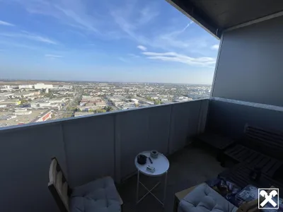 Neuwertige gehobene 2 Zimmerwohnung mit Balkon und sagenhaftem Weitblick im 25. Liftstock! – Bild 2