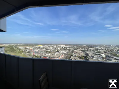 Neuwertige gehobene 2 Zimmerwohnung mit Balkon und sagenhaftem Weitblick im 25. Liftstock! – Bild 3