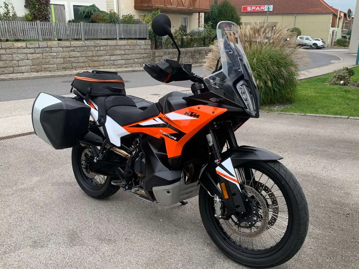 KTM 890