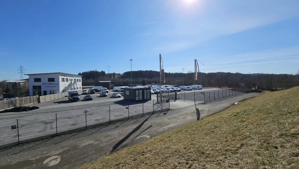 Autoabstellplätze für bis zu 300 Autos, Büro- Container, Toilette, ca. 300 Meter v. Autobahnauffahrt, Gleisdorf bei Graz - Ansicht 2
