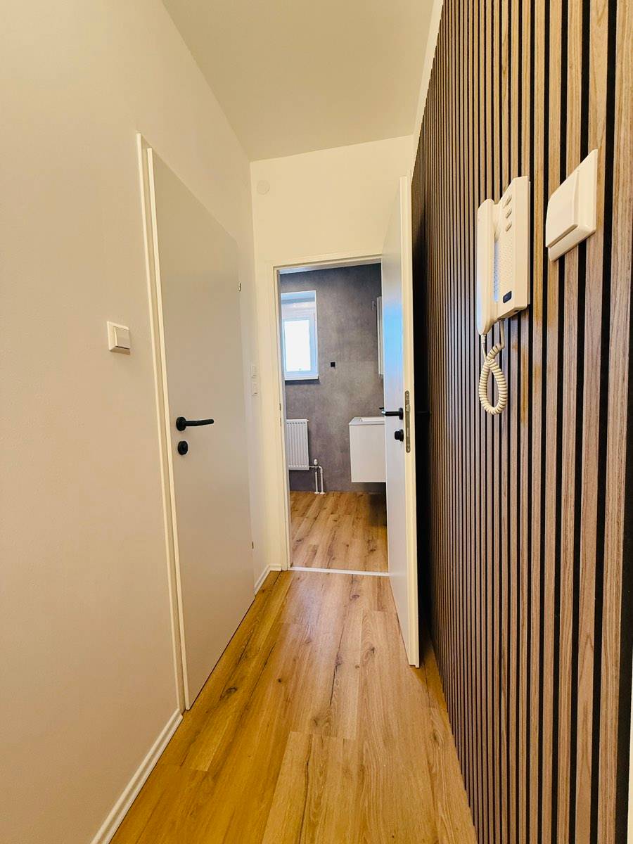 *NEU* Kernsanierte - Exklusive 2-Zimmer-Wohnung - Hochwertige Ausstattung - Einbauküche - Fernblick - Lift - Loggia - Provisionsfrei - Ansicht 2