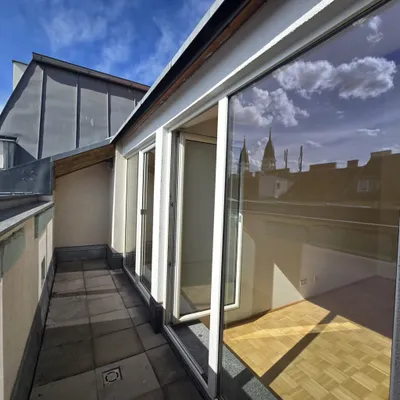 Moderne, sehr helle Dachgeschosswohnung mit Terrasse - 2 er WG-tauglich - vis a vis U3 Station Enkplatz gelegen! – Bild 2