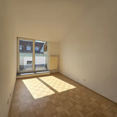 Moderne, sehr helle Dachgeschosswohnung mit Terrasse - 2 er WG-tauglich - vis a vis U3 Station Enkplatz gelegen! – Bild 3
