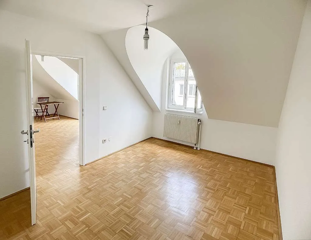 3 Zimmer-DG-Wohnung zentrumsnah (nähe Wallensteinplatz), hell, Neubau, Lift, Garten - Widok 2