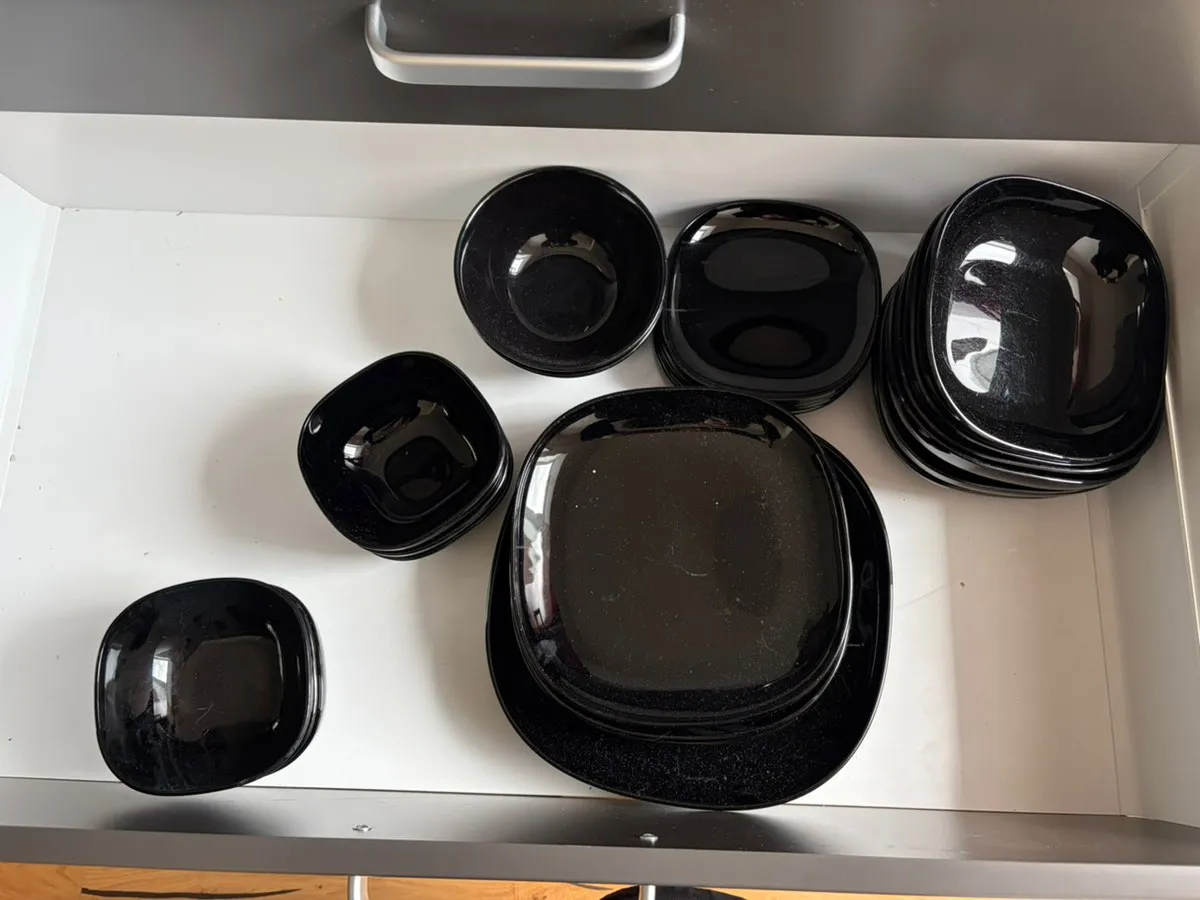 Ikea Glaskeramik Geschirr schwarz, € 0,- (1070 Wien)
