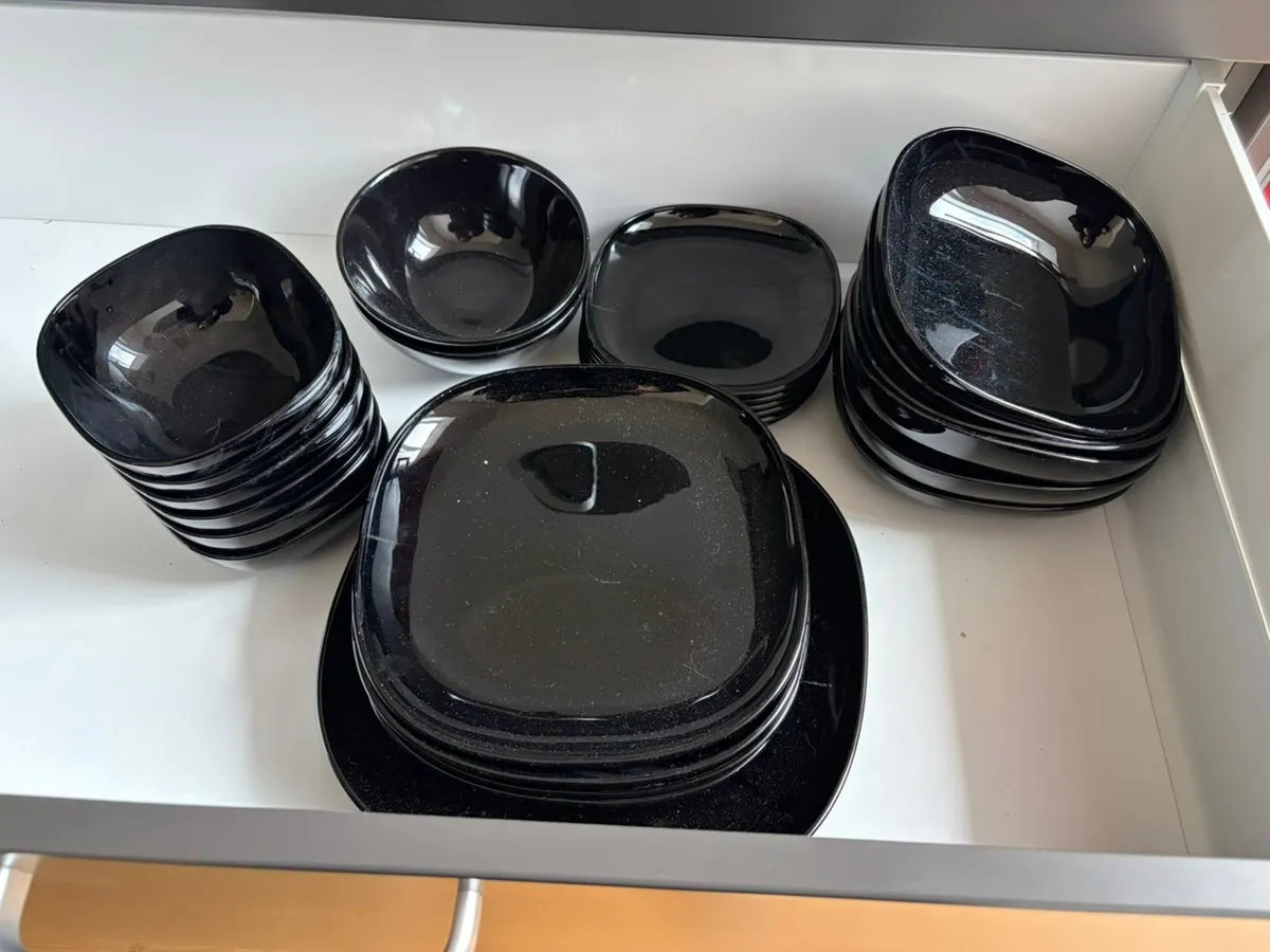 Ikea Glaskeramik Geschirr schwarz, € 0,- (1070 Wien)