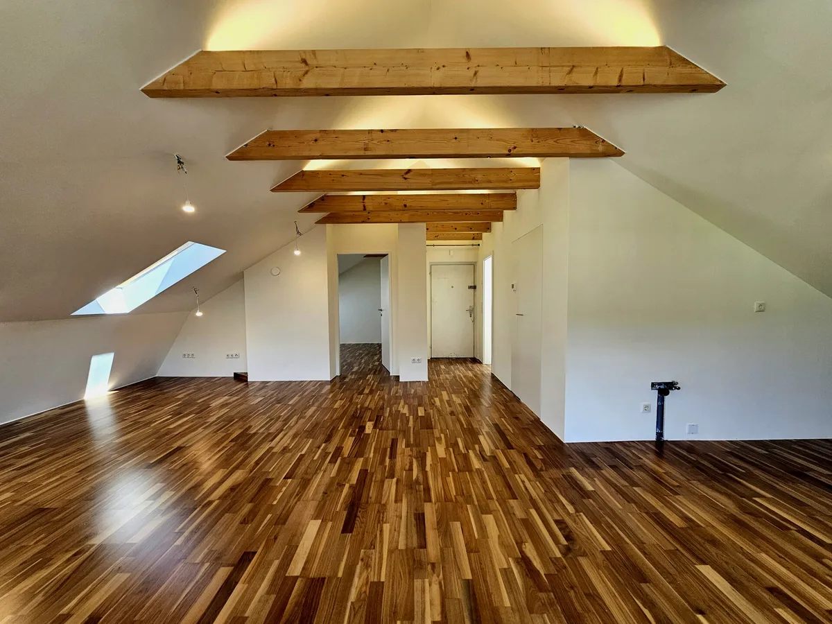 Sanierte Dachgeschoßwohnung in ruhiger Lage mit Weitblick - Ansicht 2