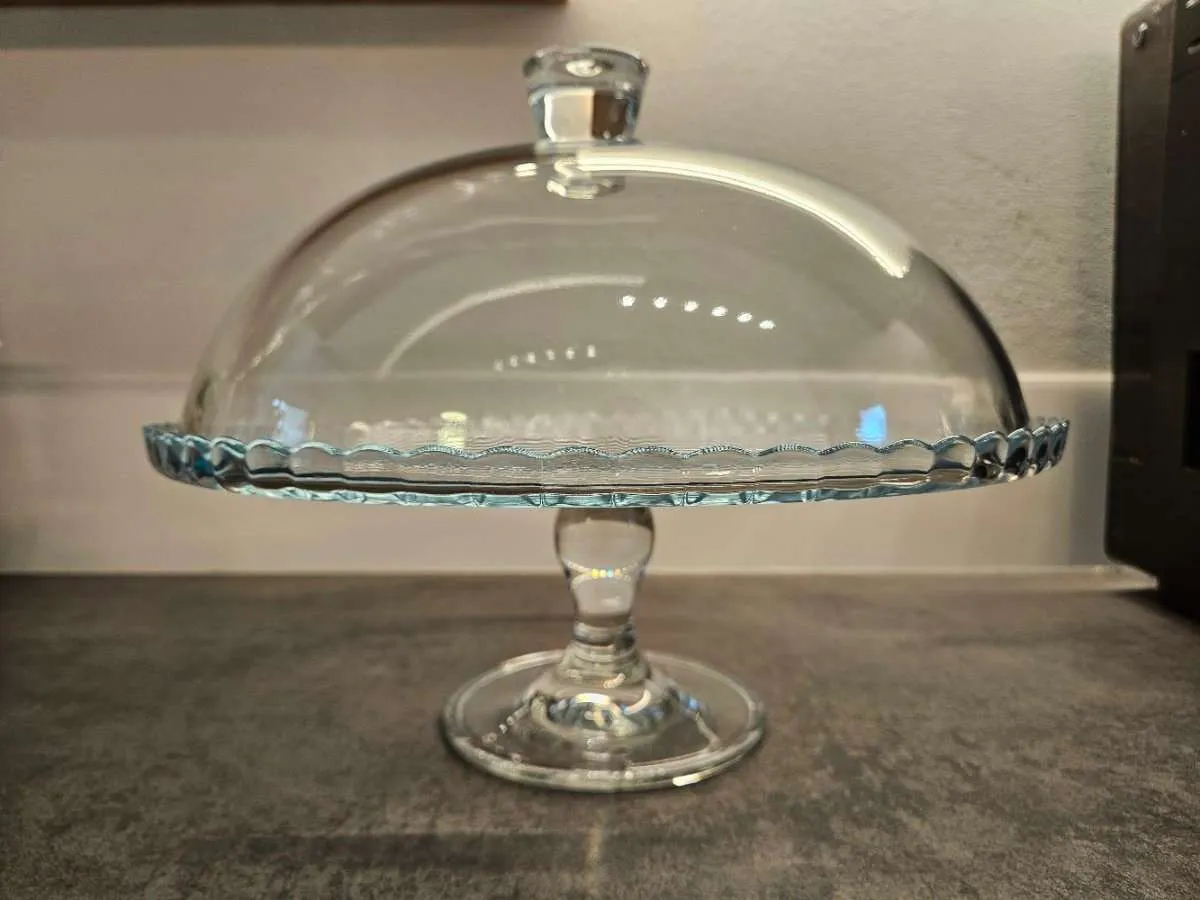 Tortenplatte mit Fuß und Haube, € 17,- (4490 Sankt Florian)