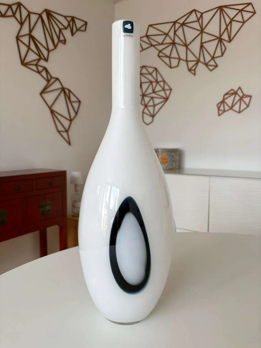 Leonardo Bodenvase, weiß und blau, € 12,- (8020 Lend)