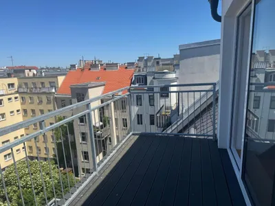 Stilvollen 2-Zimmer-Maisonettewohnung mit Terrasse und Panoramafenster – Bild 2
