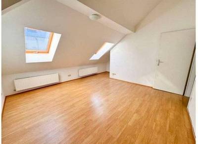 WG Zimmer Studentin 4 Monate zu vermieten, voll möbliert, hofseitig, 1110 Wien