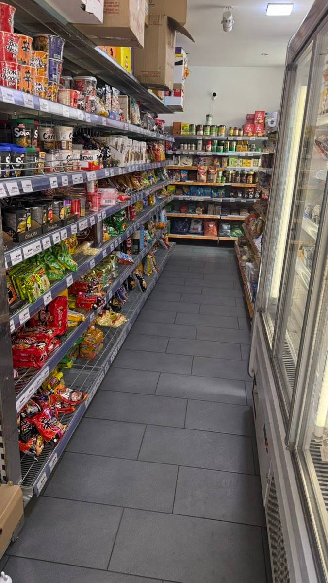 Lebensmittelgeschäft / Imbiss mit voll ausgestatteter Pizzeria in Top-Lage zu vermieten - Ansicht 3