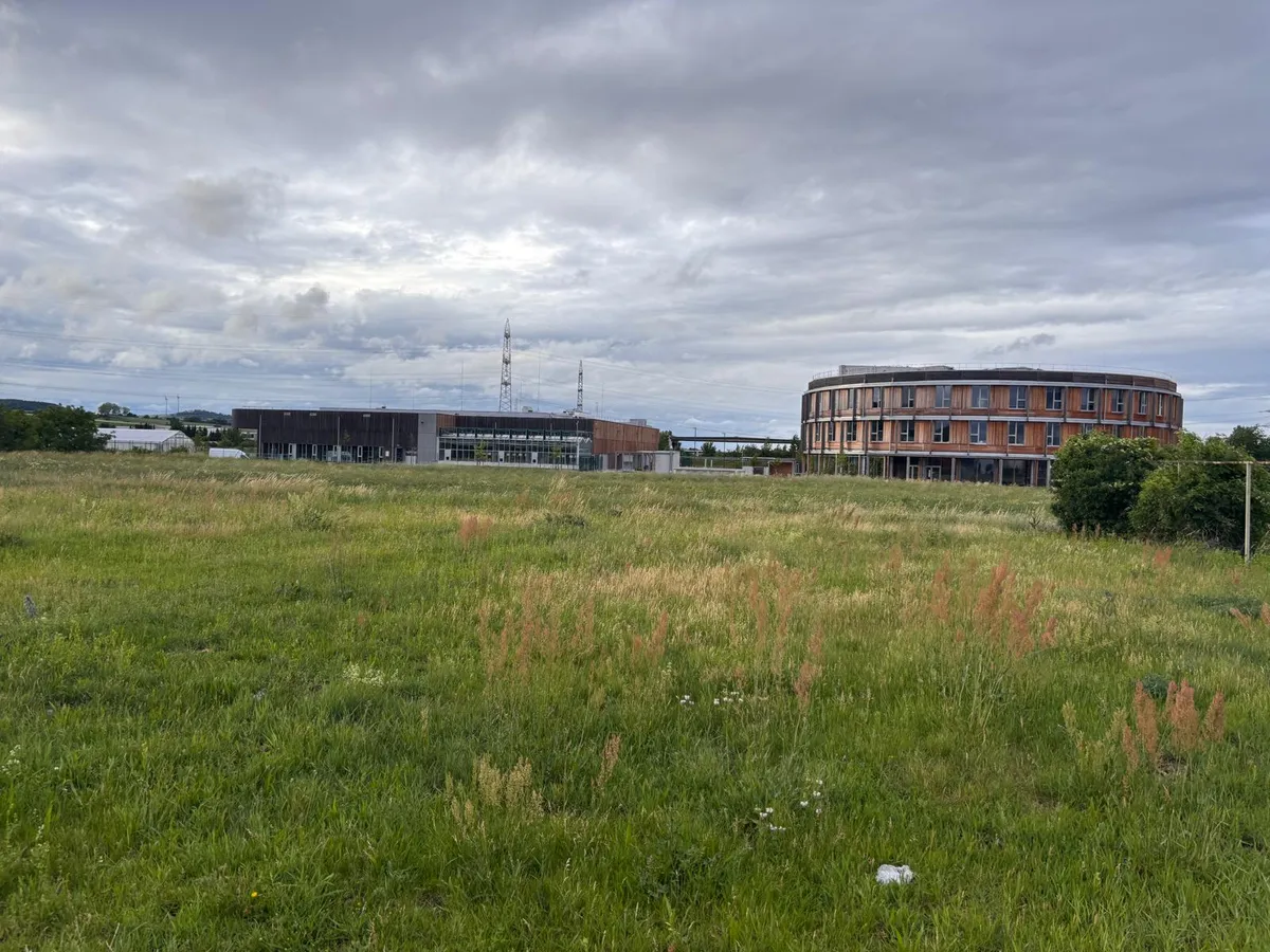 Grünfläche nahe der Autobahn - Möglichkeit für Lagerhalle, Lagerplatz, Werkstadt, etc. - dirket an der Autobahn - Ansicht 2