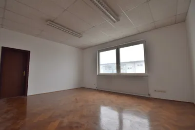 4-Zimmer-Gewerbeimmobilie mieten in Linz Land – 131 m², € 1.100 – Bild 3 von 6