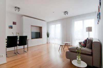 Fully furnished 2-room apartment in prime location - move-in ready