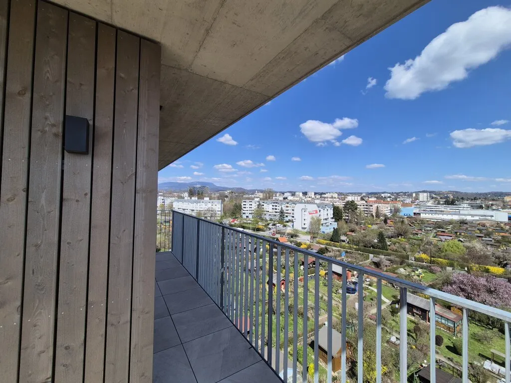 Optimal aufgeteilte Familienwohnung mit großer überdachter Freifläche und schönem Ausblick - Ansicht 2