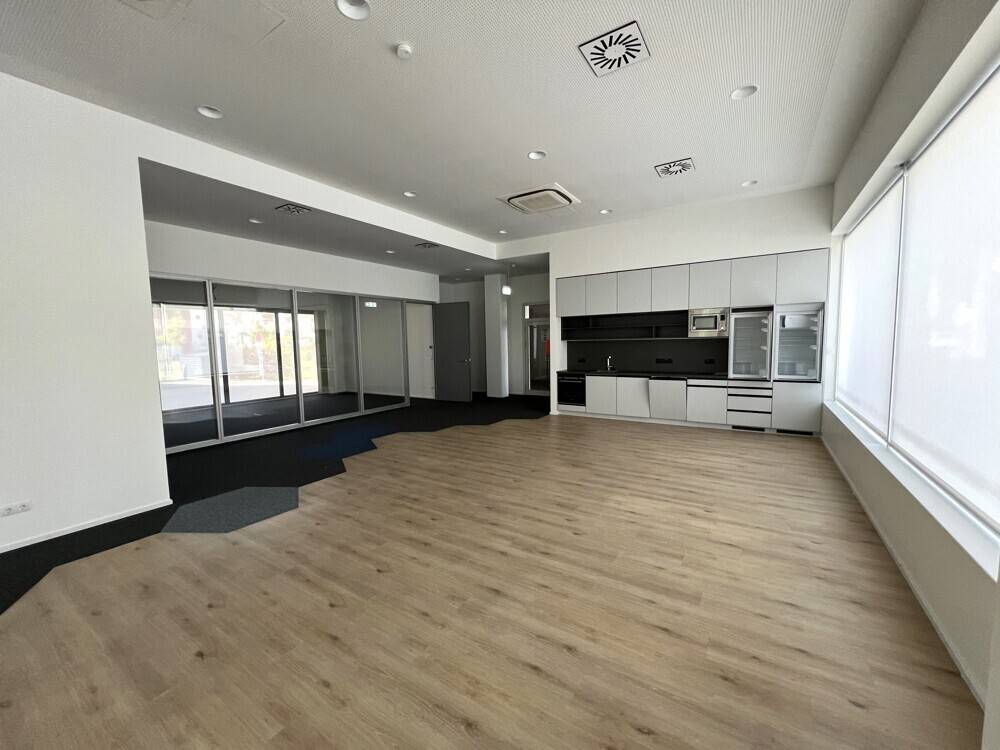 Moderne Büro-/ Geschäftsfläche mit großer Fensterfront - Ansicht 2