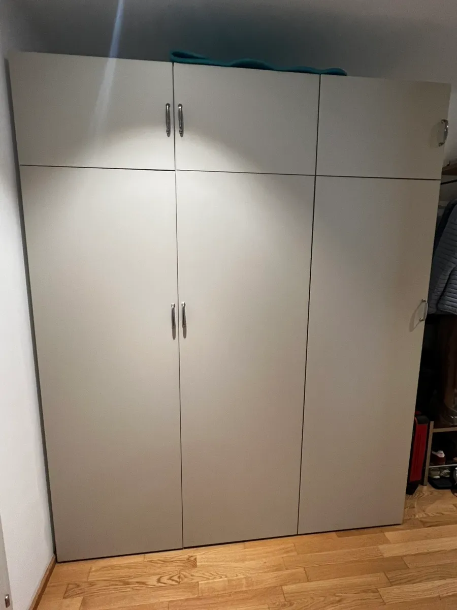 IKEA Kleiderschrank- 180 × 220 × 55 cm, € 350,- (1040 Wien)