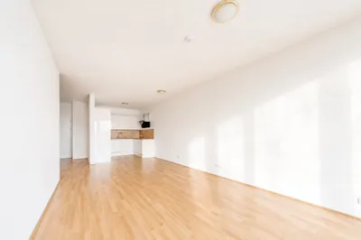 ***2-Zimmer-Neubauwohnung mit großer Loggia, Fitnessstudio & Top-Anbindung*** – Bild 3