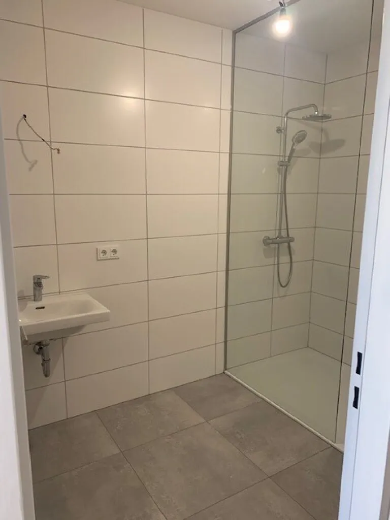 Top 11: modern ausgestattete 3-Zimmer Mietwohnung mit großzügigem Balkon und hochwertig möblierter Küche – pohled 3