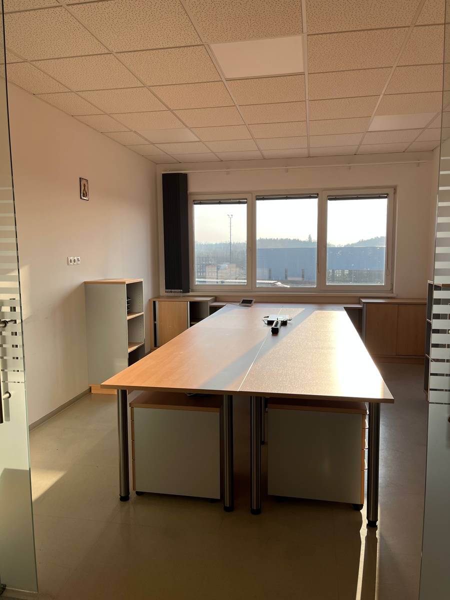 Vollmöbliertes Büro mit 4 Arbeitsplätzen im Gewerbepark B138 bei Sattledt - Ansicht 2