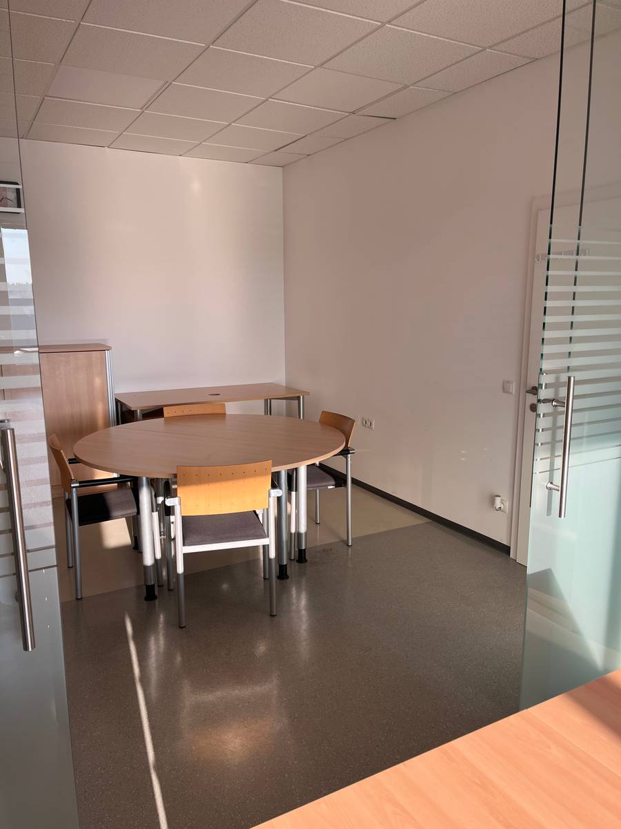 Vollmöbliertes Büro mit 4 Arbeitsplätzen im Gewerbepark B138 bei Sattledt - Ansicht 3