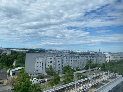 TOPLAGE- U Bahn Nähe 2-3 Zimmer WOHNUNG komplett möbliert mit Urlaubsfeeling, Grünflächen und mit einer Loggia bzw franz. Balkon / WG tauglich – Bild 2