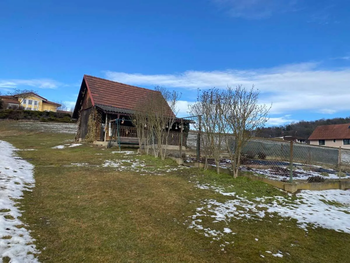 Baugrundstück in sonniger und ruhiger Lage mit Holzhütte und Garten - Ansicht 3