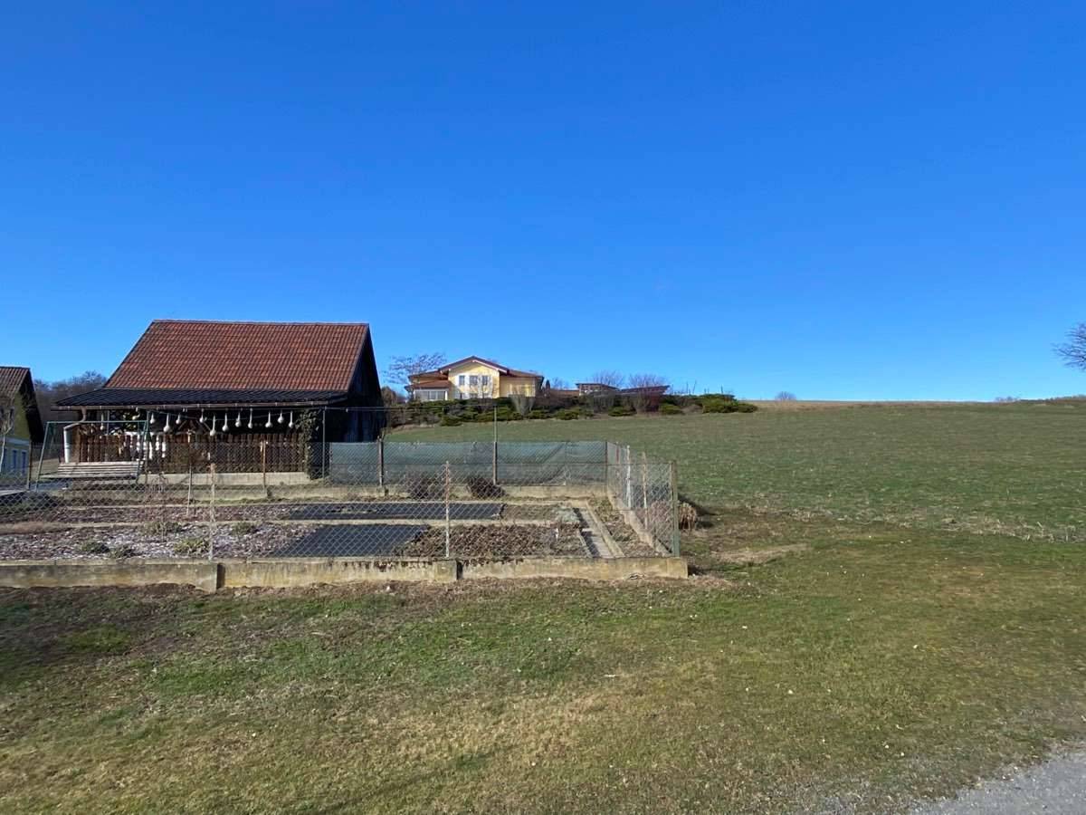 Baugrundstück in sonniger und ruhiger Lage mit Holzhütte und Garten - Ansicht 2