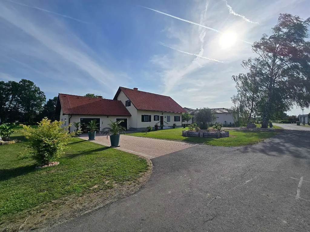 Einfamilienhaus in ruhiger Lage mit großem, ebenem Grundstück - Widok 2
