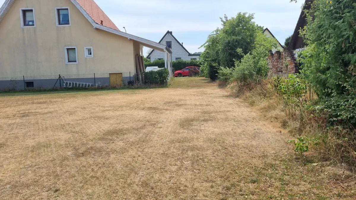 Traumhafte Fahnenparzelle in ruhiger Siedlungslage - Ideales Baugrundstück für zwei Familien - Ansicht 3