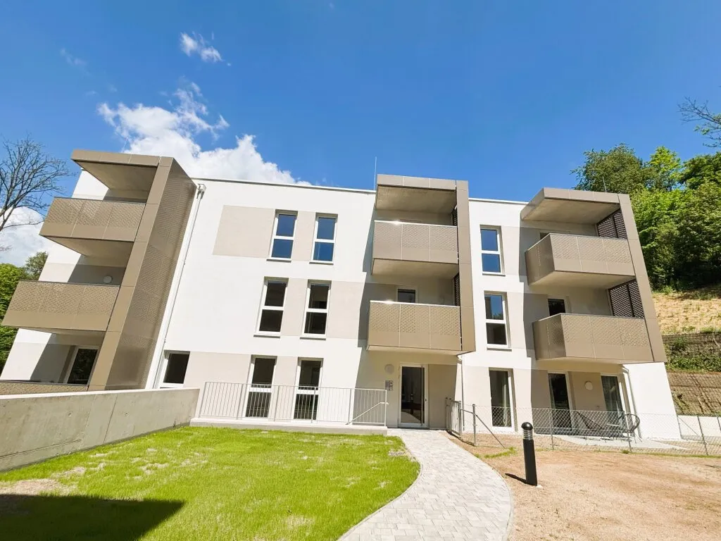 Wohnen am Waldrand - Stadt und Naturnähe in perfekter Balance! 2-Zimmer Wohnung mit großem Abstellraum, Schrankraum und neuer Einbauküche! – pohled 2