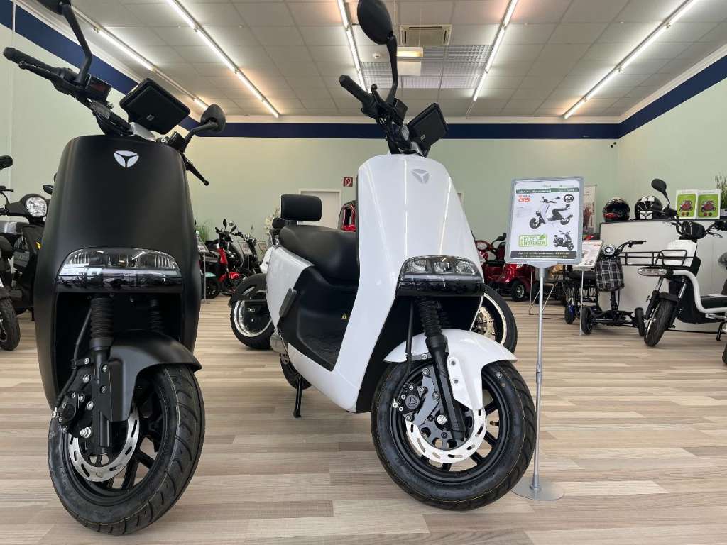 Yadea G5« Elektro-Roller L1e Farbe: Weiß | 600 Euro Umweltförderung Moped /  Mofa - willhaben