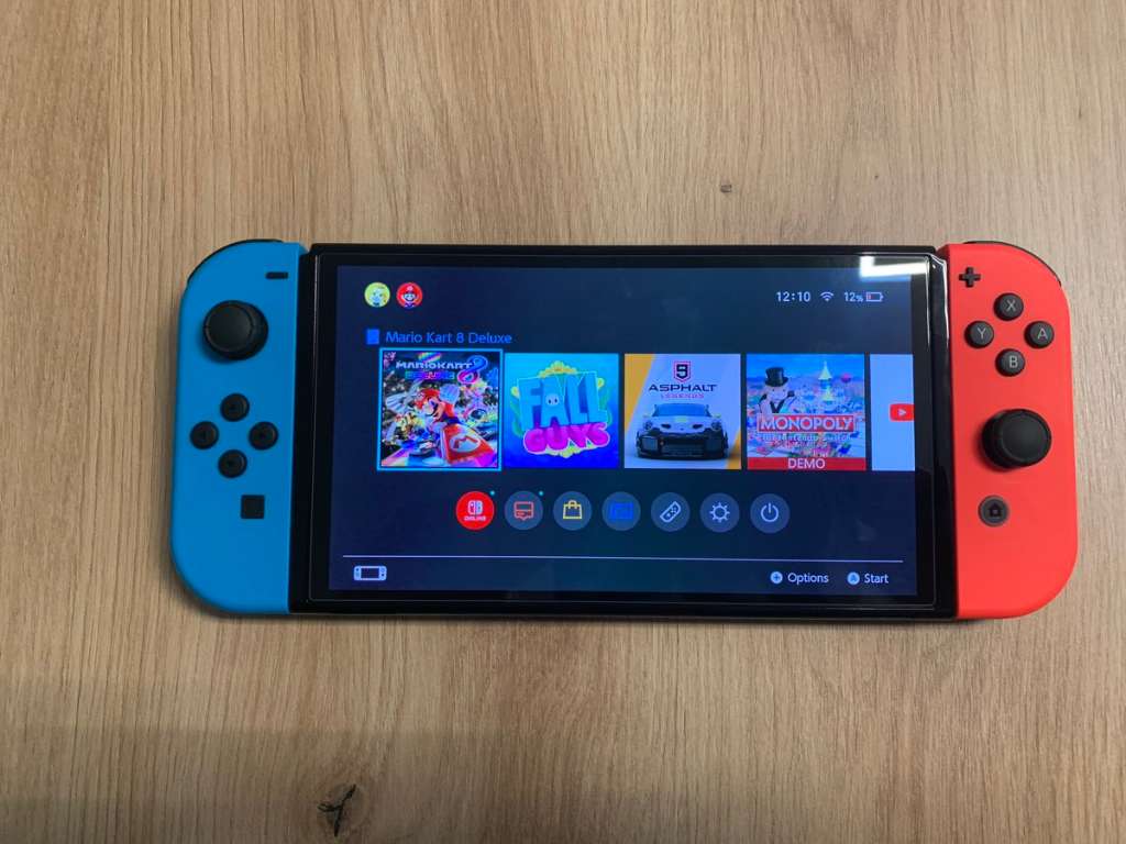 Nintendo Switch OLED mit viele Extras. Inkl. Mario Kart und Mario Party, €  430,- (1220 Wien) - willhaben