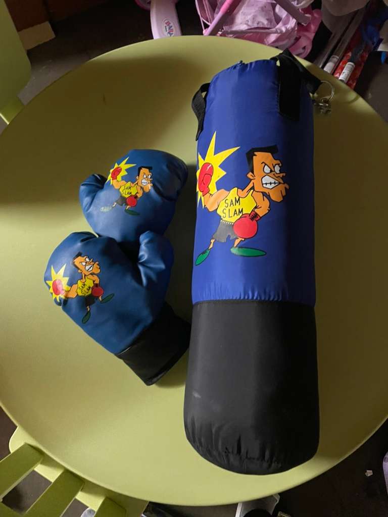 Boxsack für Kinder im Set mit Boxhandschuhen und Transporttasche