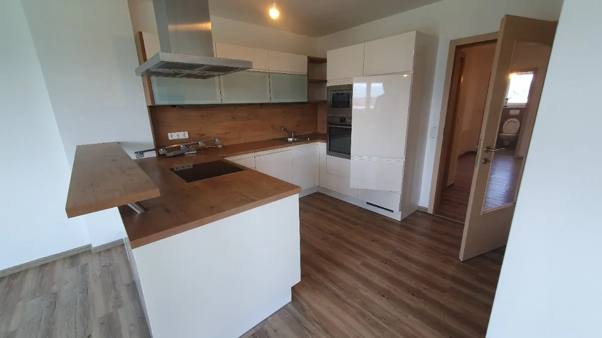 Moderne 3-Zimmer-Wohnung mit großem Balkon und Panoramaaussicht - Ansicht 3