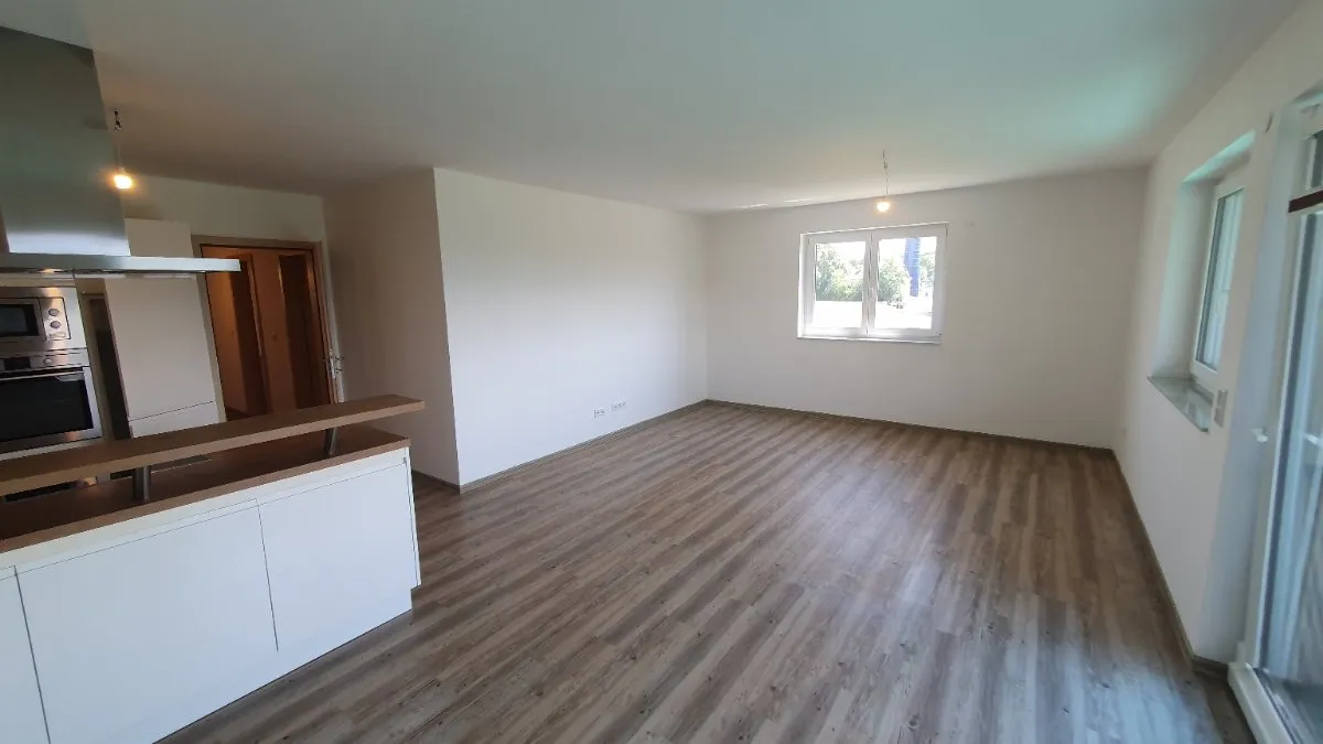 Moderne 3-Zimmer-Wohnung mit großem Balkon und Panoramaaussicht - Ansicht 2