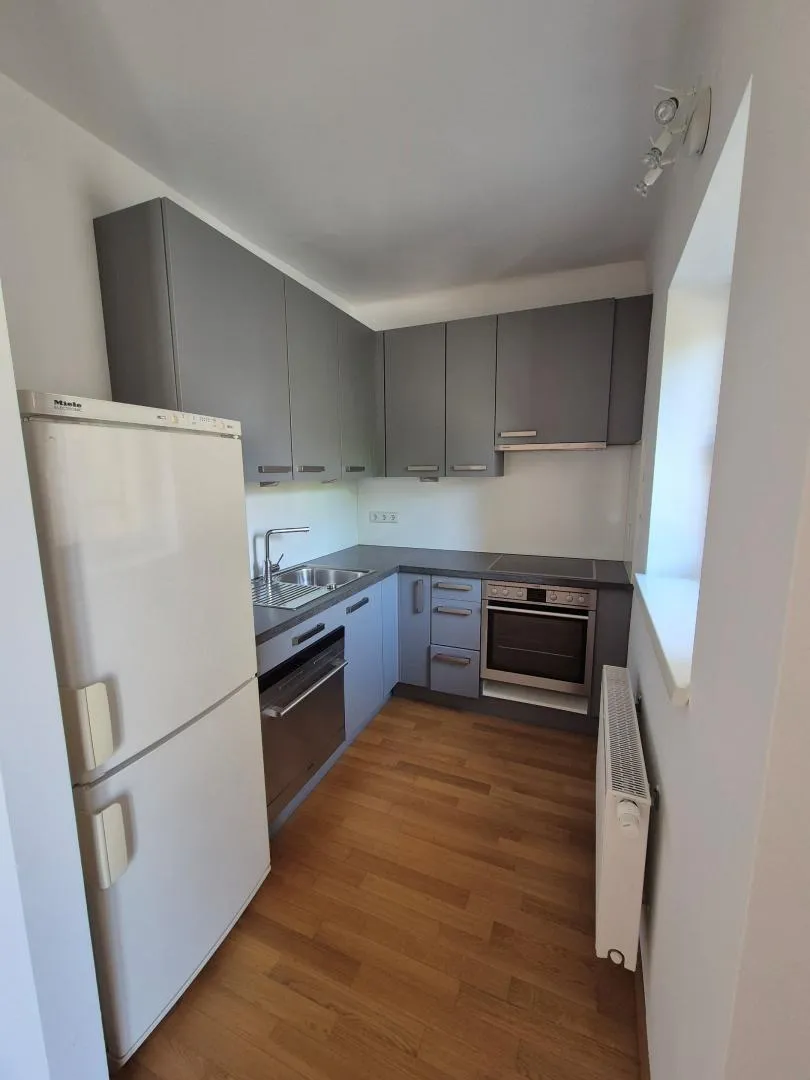 Moderne, zentrale 3 Zimmer Wohnung mit Balkon - Ansicht 2