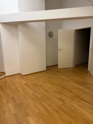4 Zimmer Großzügige Dachgeschosswohnung nahe Schloss Schönbrunn - modernes Wohnen mit besonderem Flair – Bild 2