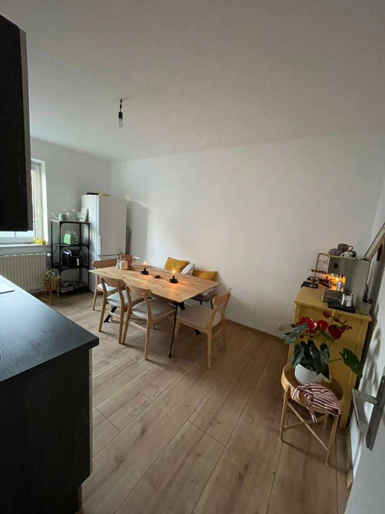 Helle geräumige, NEU hot Renovierte 4 Zimmer-Wohnung mit Balkon