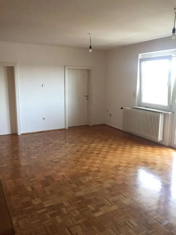 Zentral gelegene, ruhige 3-Zimmer (87,5 m²) Wohnung mit südseitiger Loggia und Garage in STEGERSBACH – pohled 2