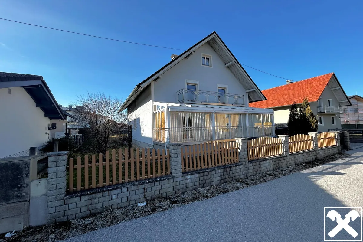 Ein- bis Zweifamilienhaus mit großem Garten – pohled 2
