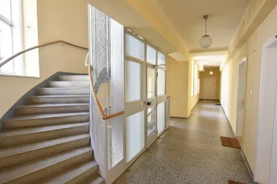 PRIVAT: ZENTRALER ALTBAU ALS MODERNES CITY-APARTMENT IM 6. LIFTSTOCK in ABSOLUTER RUHELAGE – Bild 2