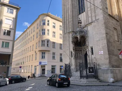 PRIVAT: ZENTRALER ALTBAU ALS MODERNES CITY-APARTMENT IM 6. LIFTSTOCK in ABSOLUTER RUHELAGE