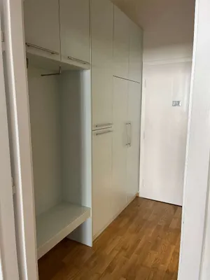 PRIVAT: ZENTRALER ALTBAU ALS MODERNES CITY-APARTMENT IM 6. LIFTSTOCK in ABSOLUTER RUHELAGE – Bild 3